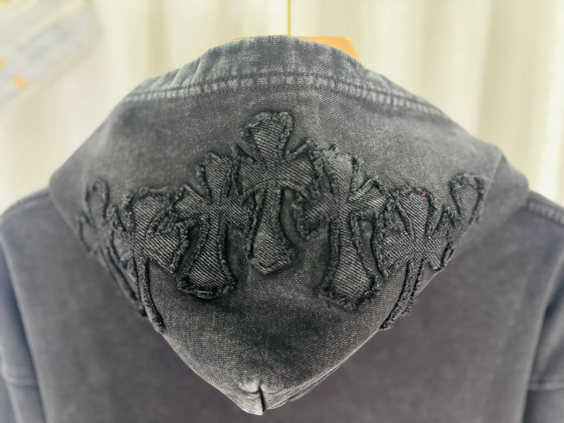 P310 top version, real shot without P, ​​different from market currency) 𝗖𝗵𝗿𝗼𝗺𝗲 𝗛𝗲𝗮𝗿𝘁𝘀/Cro Heart 2025 washed and burned flower patch embroidered autumn and winter new original single counter American style 3D three-dimensional couple casual hooded sweatshirt 👑The highest version! Customized fabric 480g tripe terry fabric! American acid-washed and distressed original fabric, laser burning + patch embroidery, exquisite embroidery of letters! The best-selling model in the counter, very comfortable to wear. Accessories: original molded and authenticated collar label➕100% silk wash label. Genuine purchase-grade original hangtag➕matching hanging rope➕3D hanging beads➕original packaging bag. Craftsmanship: The original version has consistent wiring! The highest version of the armhole matching technique! Color: Black Red Size: S M L XL Style No.: 9331